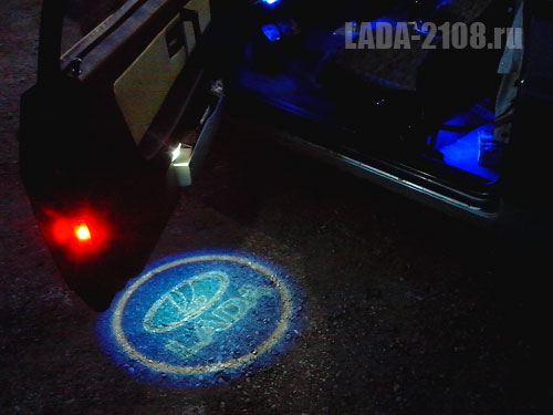 Логотип-подсветка под дверями LADA Samara в темноте на грунтовке