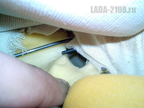 Один из боковых крючов прута тканевой растяжки обшивки сиденья (кабель выведен временно)