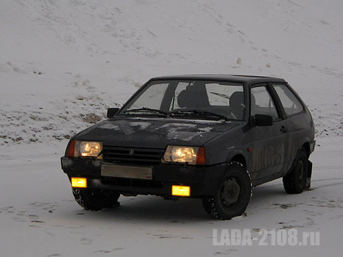 LADA Samara со включенным ближним светом и противотуманными фарами в пасмурную зимнюю погоду