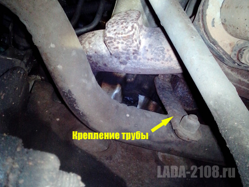 Крепление подводящей трубы помпы в ВАЗ-2108