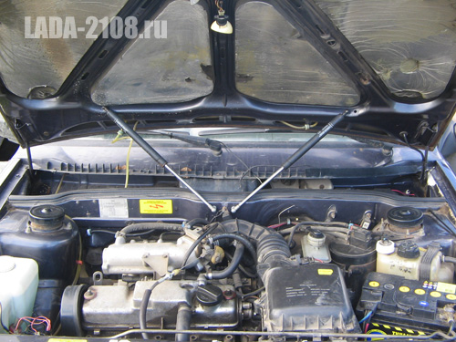 Вид на моторный отсек с газовыми упорами LADA Samara